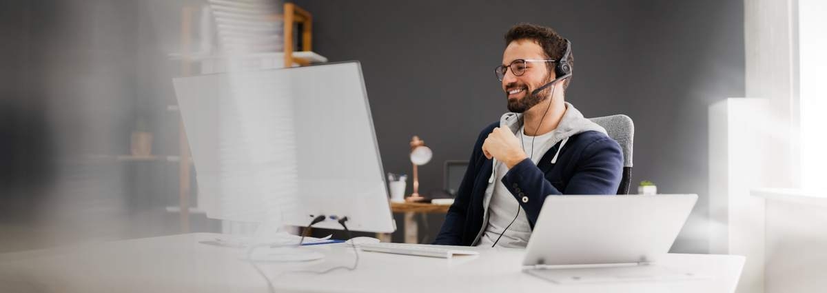 Chiropractor presenting online CE bundle courses on screen—flexible, PACE-approved chiropractic continuing education